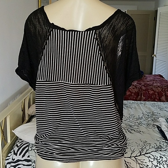 BLACK AND GOLD SHORT SLEEVE TOP - Picture 3 of 4